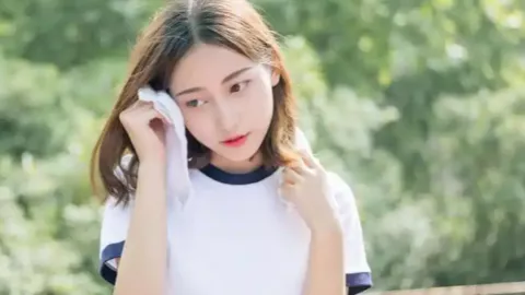 男子牵马乘地铁